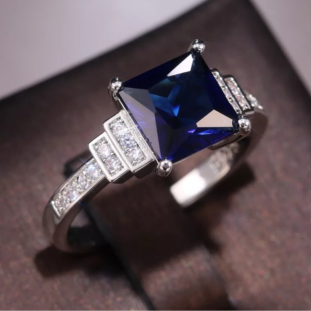 PRINCESS CUT WEDDING RING - Picture 5 of 8